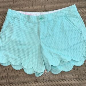 Lilly Pulitzer scallop trim Butter🧈cup Shorts 🩳 4 pockets 4 gear ⚙️ 💄 💳🪪💵